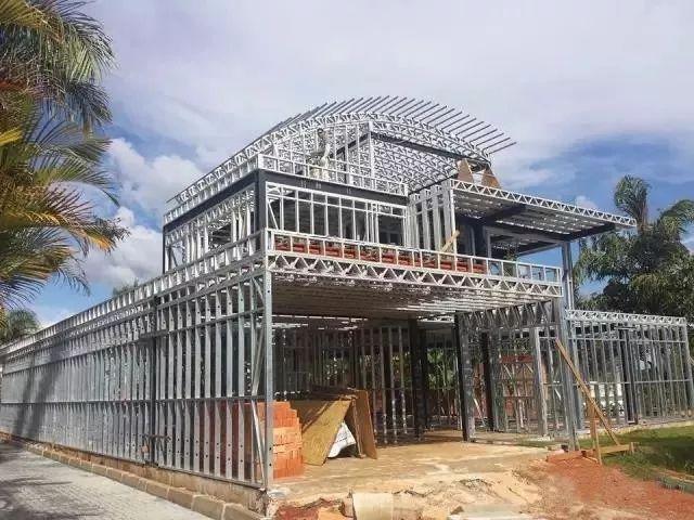 都知道輕鋼別墅的優(yōu)點(diǎn),那么輕鋼結(jié)構(gòu)房屋是怎樣建成的?