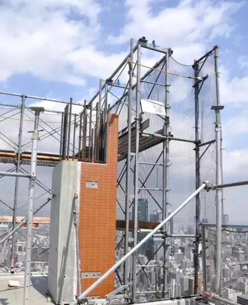 正式的樓梯是裝配式鋼結(jié)構(gòu)的,施工安裝比樓層結(jié)構(gòu)快兩層,以便于